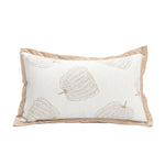 Coussin décoratif rectangulaire beige et blanc avec un motif de poires ornées de détails en relief.
