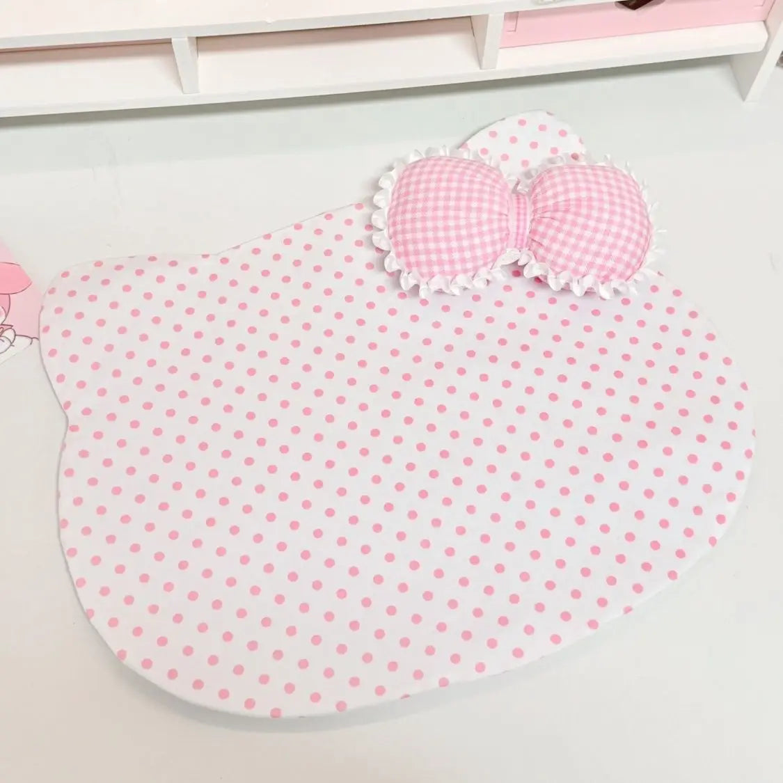 coussin forme chat blanc rose pois tissu polyestère clips decoratif enfantin table decoration