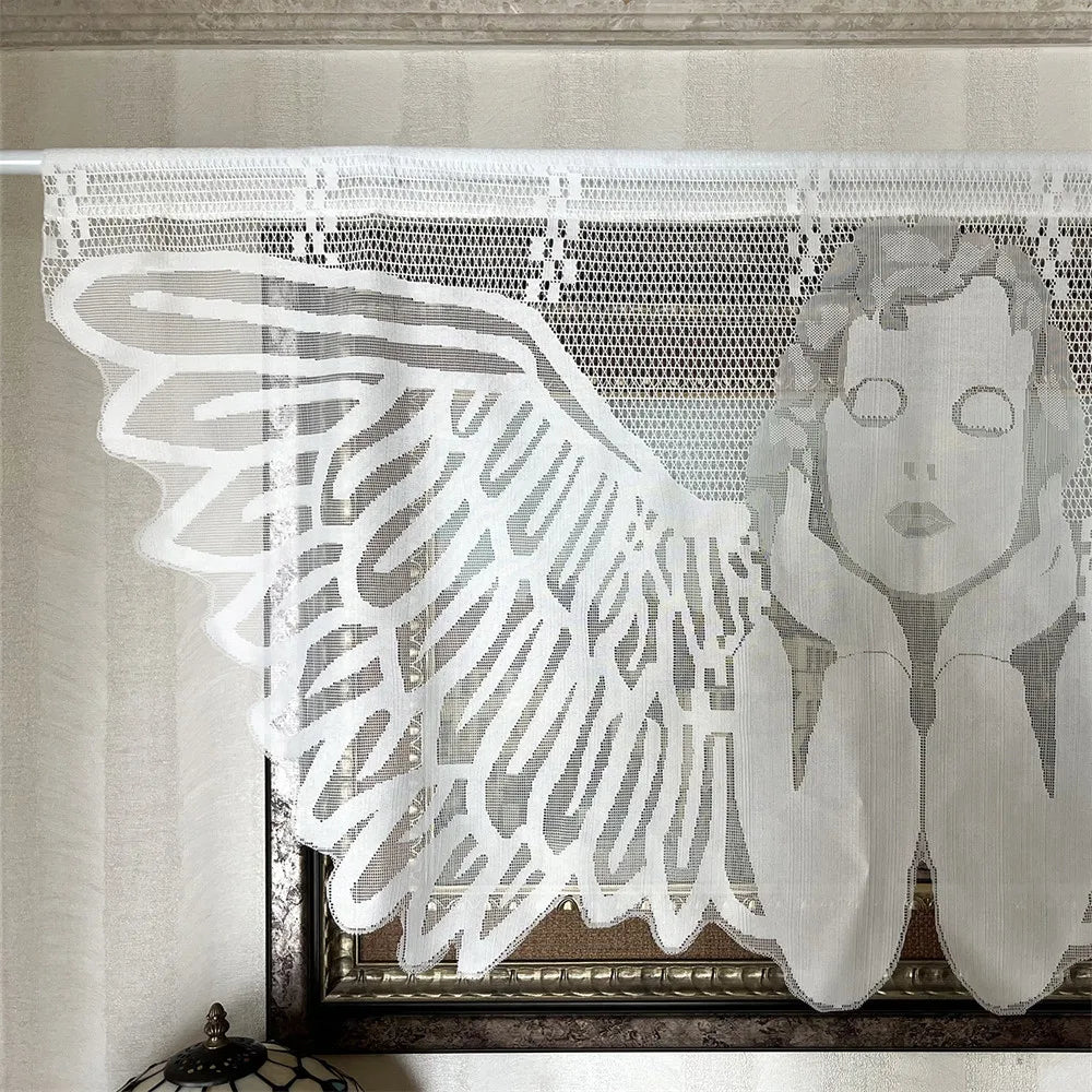 Cantonnière blanche rétro dans un intérieur élégant