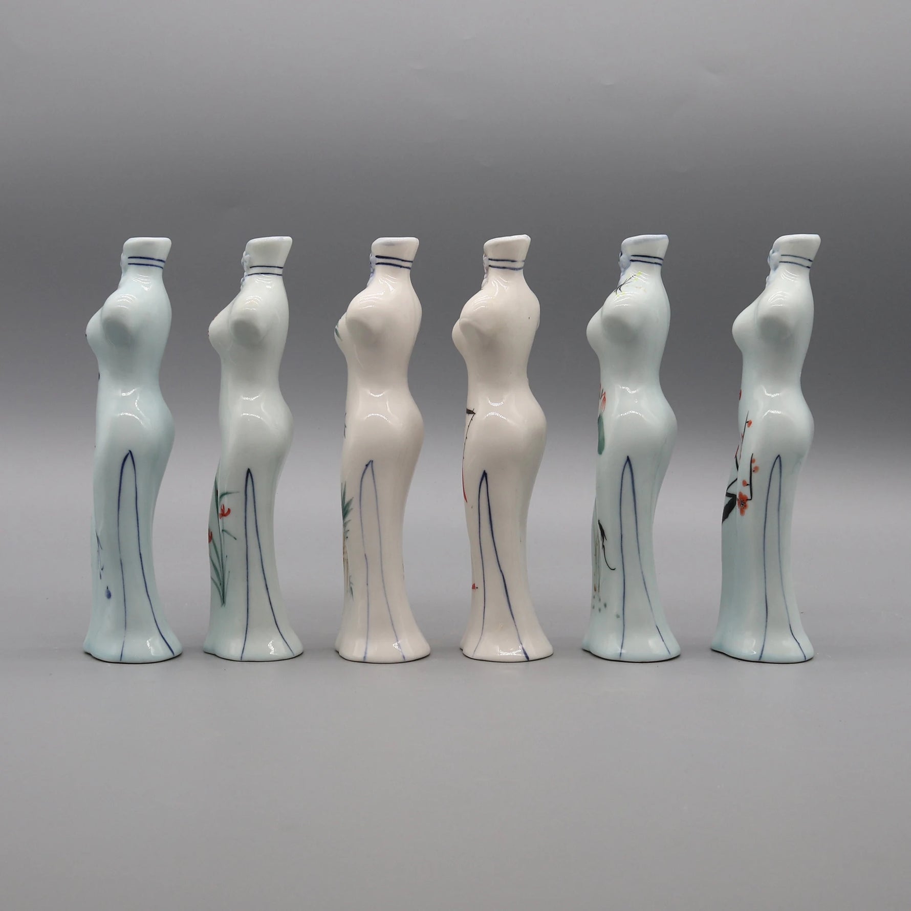 La collection de figurines en céramique comprenant six vases de formes féminines élégantes aux motifs floraux subtils.
