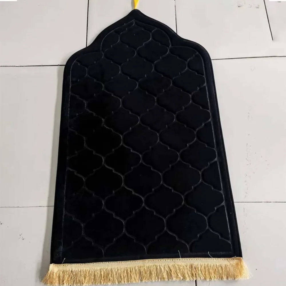 tapis géométrique moderne élégant vert clair bleu marine rouge rose gris clair franges dorées