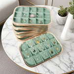présentoir bijoux boîte velours vert clair moderne pochettes adhésives compartments dorés 30x20cm