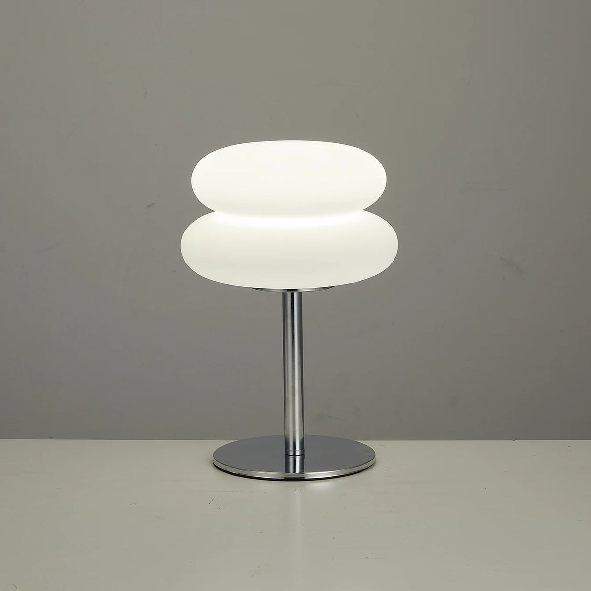 Lampe de table design avec gradation tricolore en action