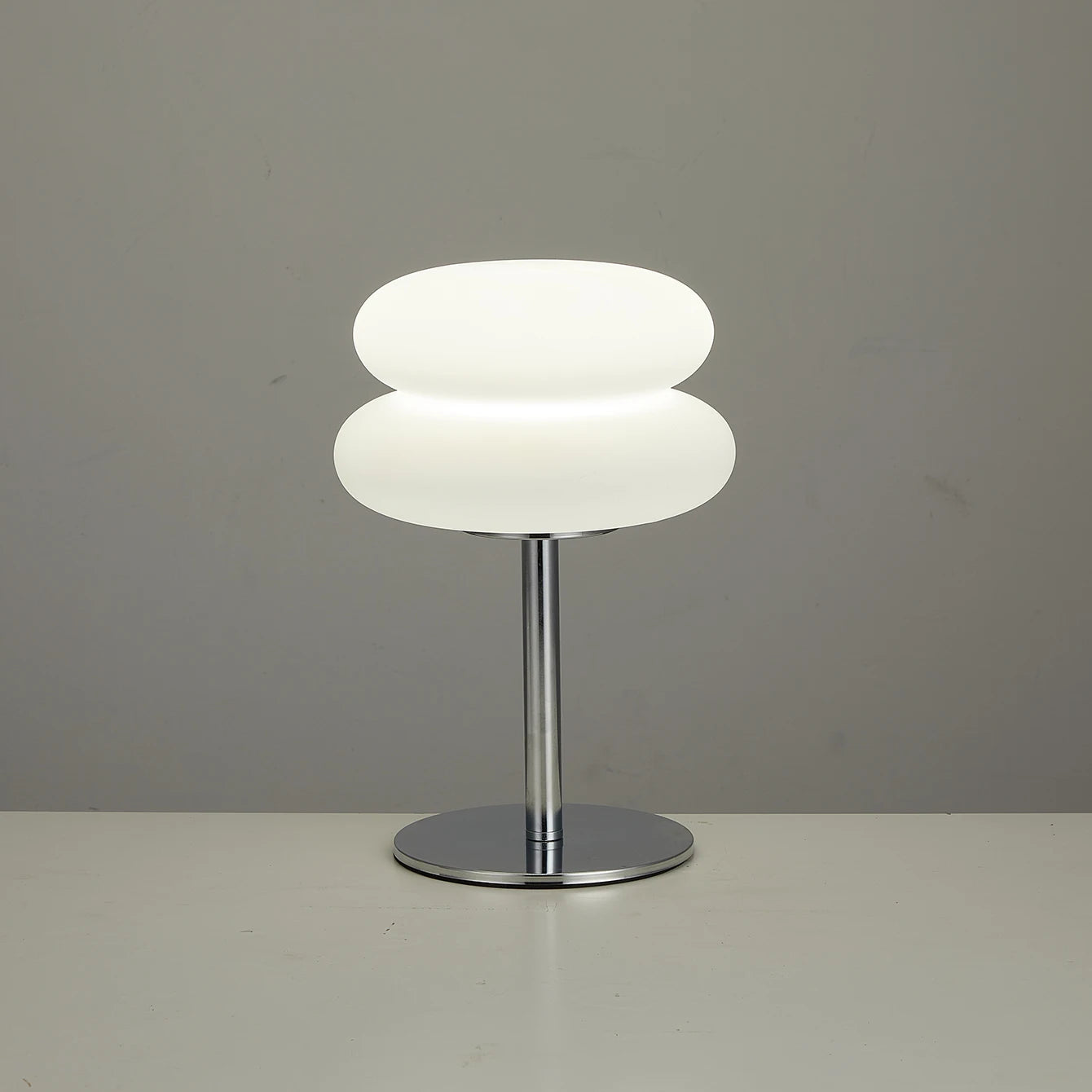 Lampe de table design avec gradation tricolore en action