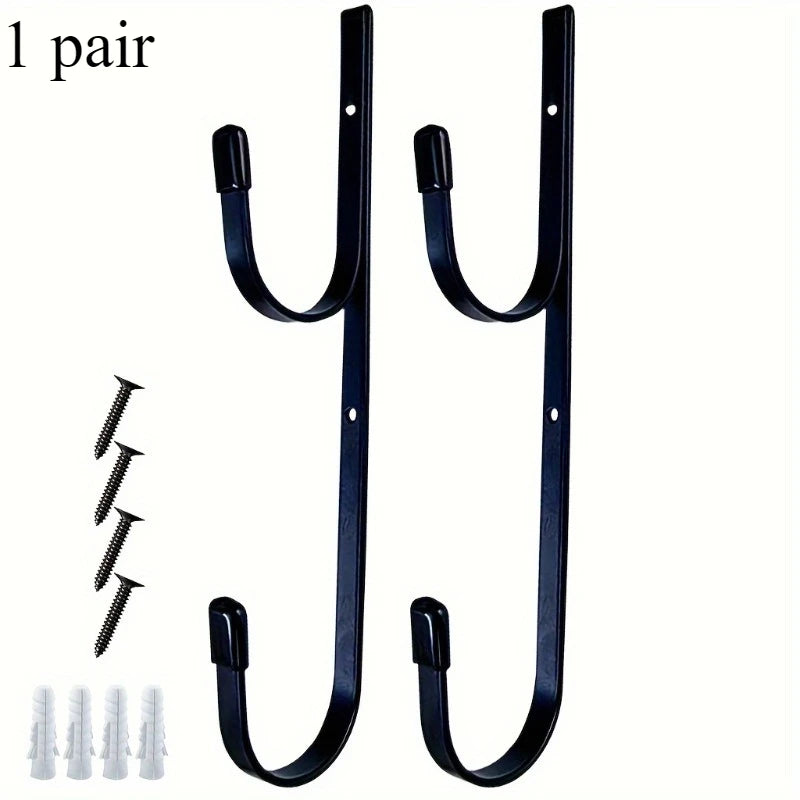 supports muraux outils piscine téléscopiques épuisettes noir bleu argenté bois clair métal lisse filet