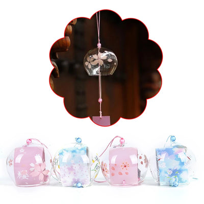 Carillon éolien en verre japonais Sakura suspendu près d'une fenêtre