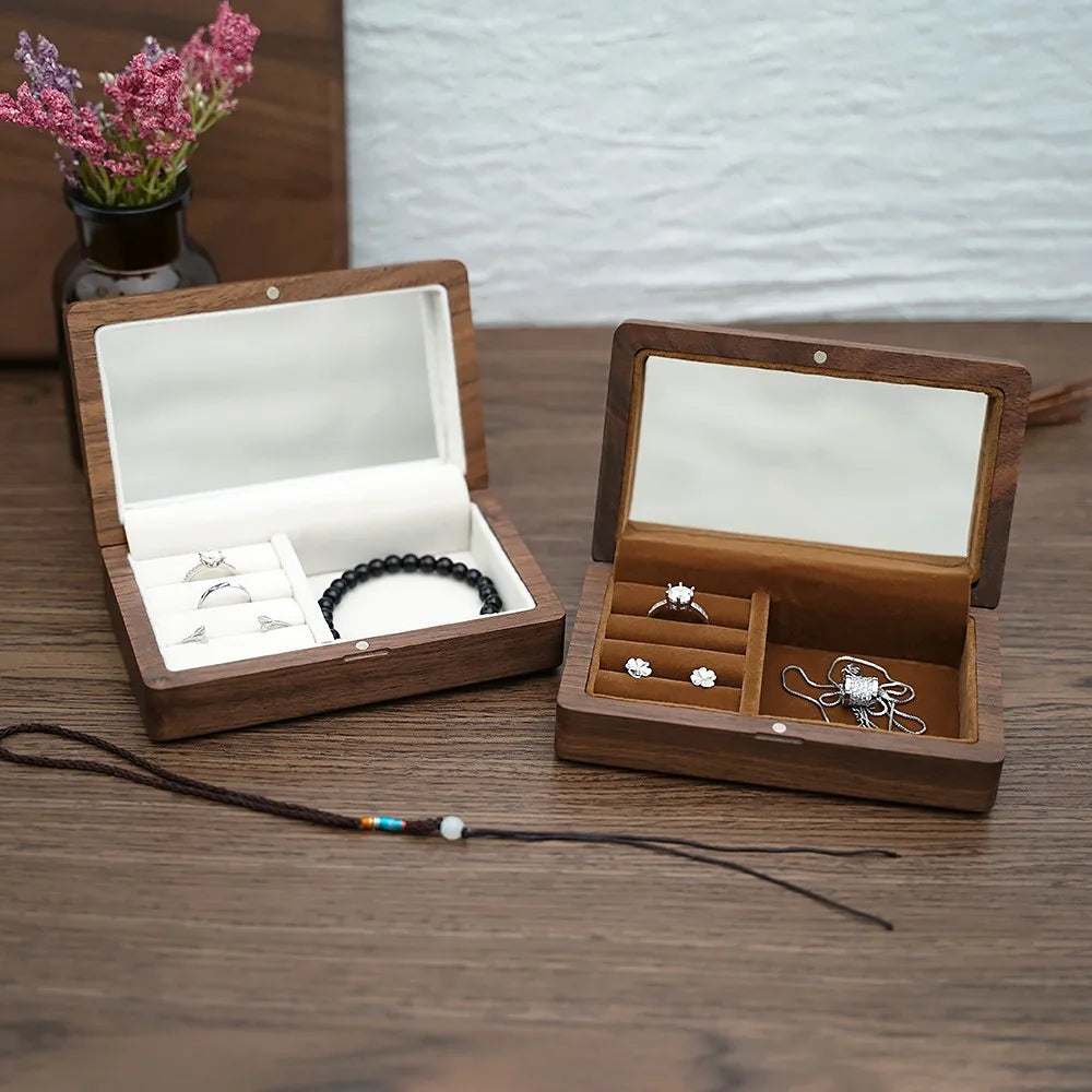 boîte bijoux bois foncé velours intérieur blanc classique minimaliste présentoir rangement colliers pendentifs bague