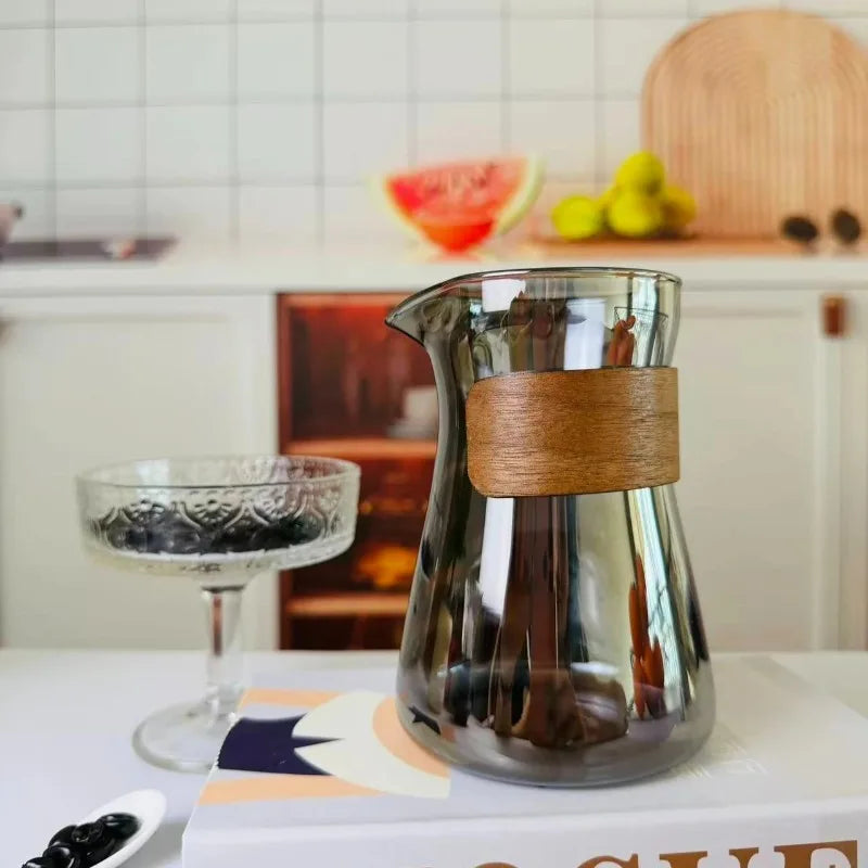 carafe thé verre texture bois moderne marron clair tasses plateau bois