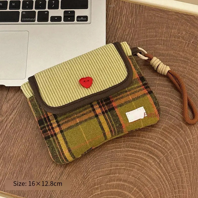 porte monnaie multi usages tissu pliable couleurs vert rouge moderne étui smartphone bouteille parfum
