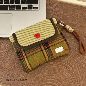 porte monnaie multi usages tissu pliable couleurs vert rouge moderne étui smartphone bouteille parfum