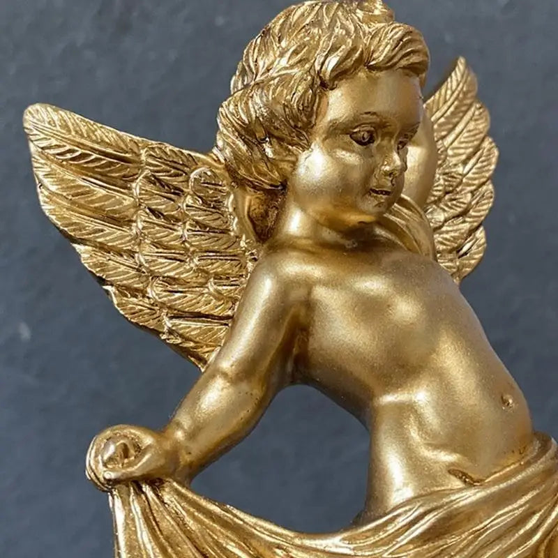 statues d'anges dorées détails sculpturaux classiques brillants intérieur chambre salon