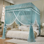 Un somptueux lit à baldaquin avec des rideaux en voile de couleur turquoise, créant une atmosphère romantique et élégante dans cette chambre.