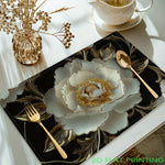 tapis table fleur blanche dorée fond noir classique élégant cuillère tasse livre vase