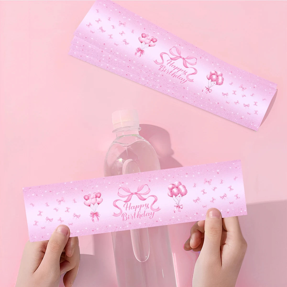 étiquettes autocollantes bouteilles d'eau transparentes motif ballons roses rubans happy birthday points dorés festif