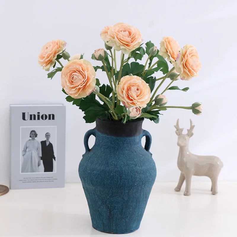 Fleurs pivoine artificielles dans un vase pour salon