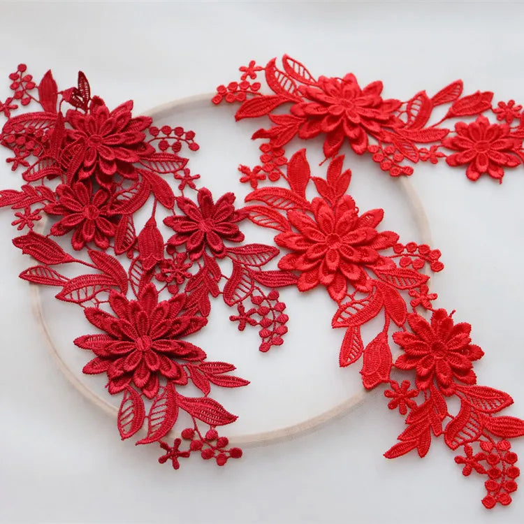 broderie dentelle fleurs feuilles rouge bleu clair rose pâle blanc cassé noir détails fins