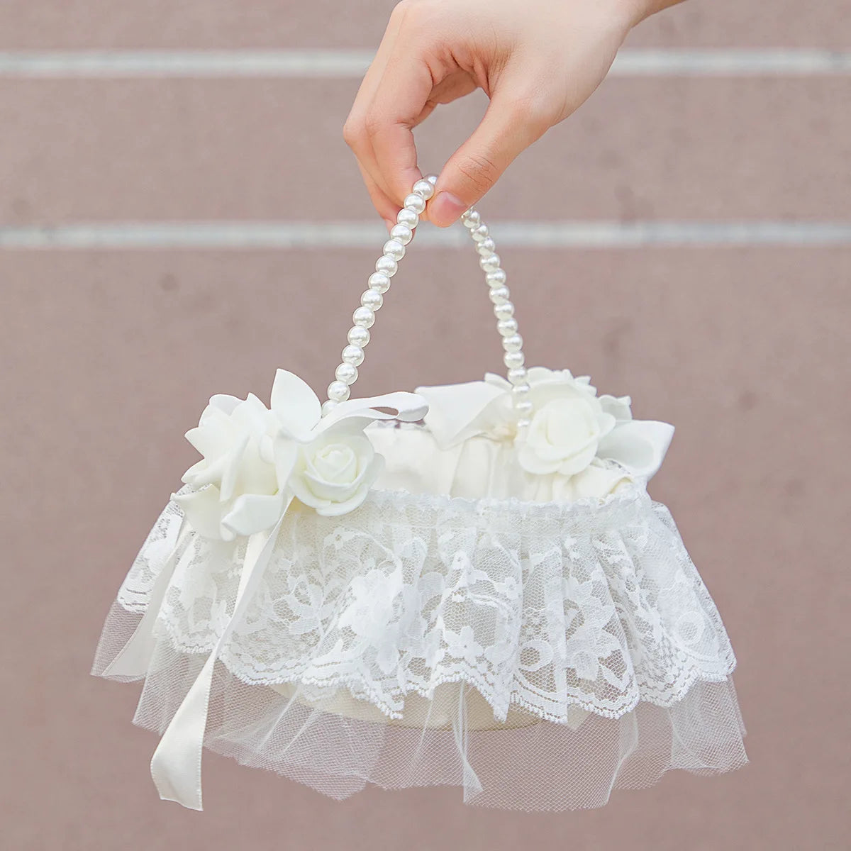 panier dentelle tulle rubans satinés fleurs artificielles romantique champêtre mariage demoiselle honneur deco table