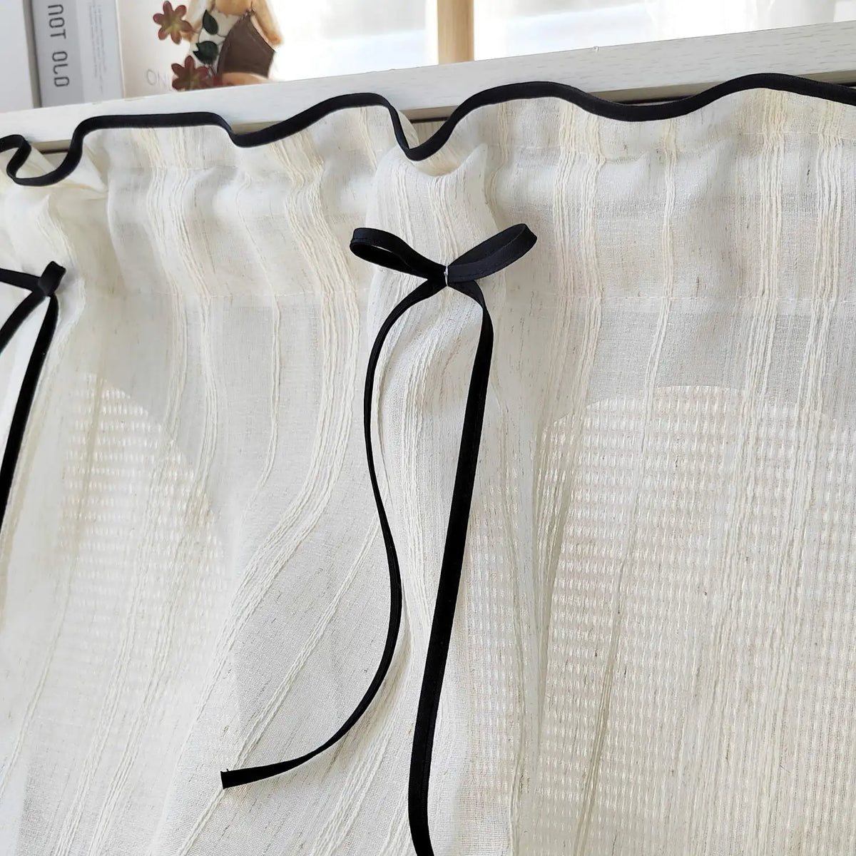 rideau transparent rustique tissu texturé blanc bord noir valance courte fenetre cuisine