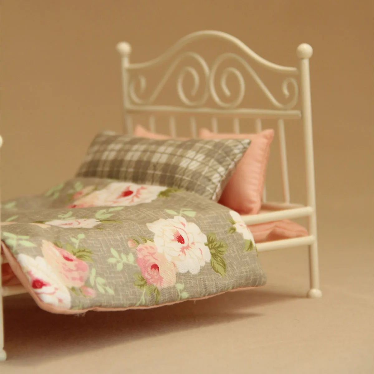 lit miniature fer blanc ensemble literie motifs floraux shabby chic canopée oreillers couette petite