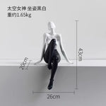 figurine humaine moderne argentée table chaises vases livres decoration intérieure robotique