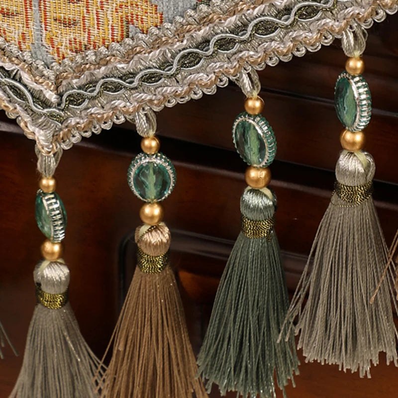 Un élégant rideau richement décoré avec des glands et des perles dorées, créant une impression de luxe et d'opulence.