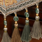 Un élégant rideau richement décoré avec des glands et des perles dorées, créant une impression de luxe et d'opulence.