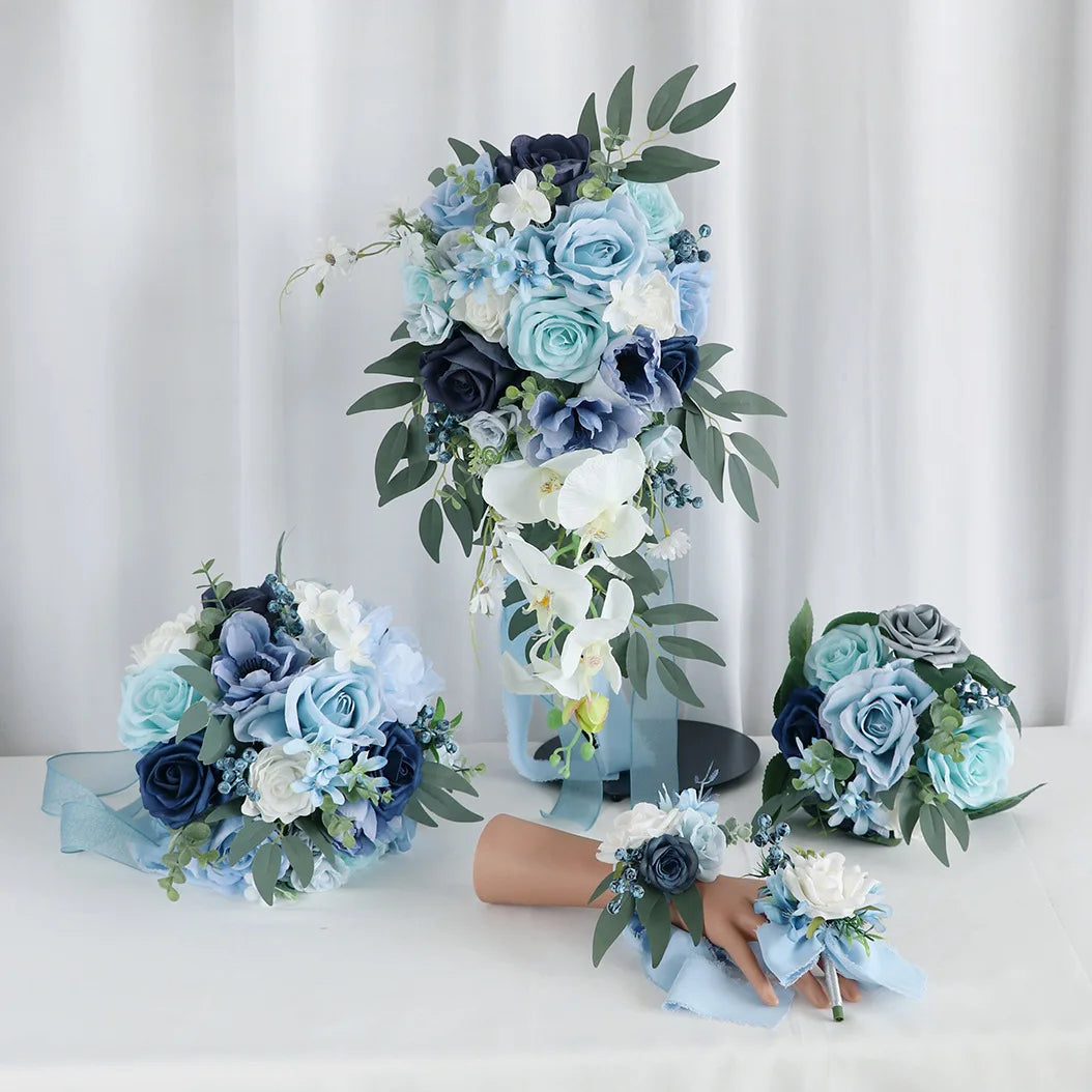 Fleurs artificielles bleues en soie dans un vase élégant