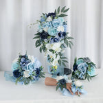 Fleurs artificielles bleues en soie dans un vase élégant