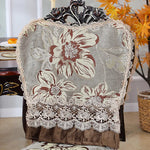 Coussin décoratif avec motif floral et dentelle élégante, créant une atmosphère vintage chaleureuse.