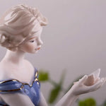 décoration maison porcelaine vintage figurines femmes motifs floraux bleu clair blanc