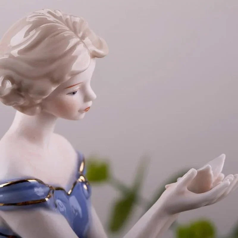 décoration maison porcelaine vintage figurines femmes motifs floraux bleu clair blanc
