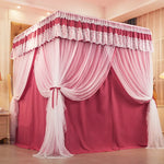 Magnifique lit à baldaquin rose, rideau de soie et ornements de dentelle, créant une atmosphère romantique et confortable dans cette chambre élégante.