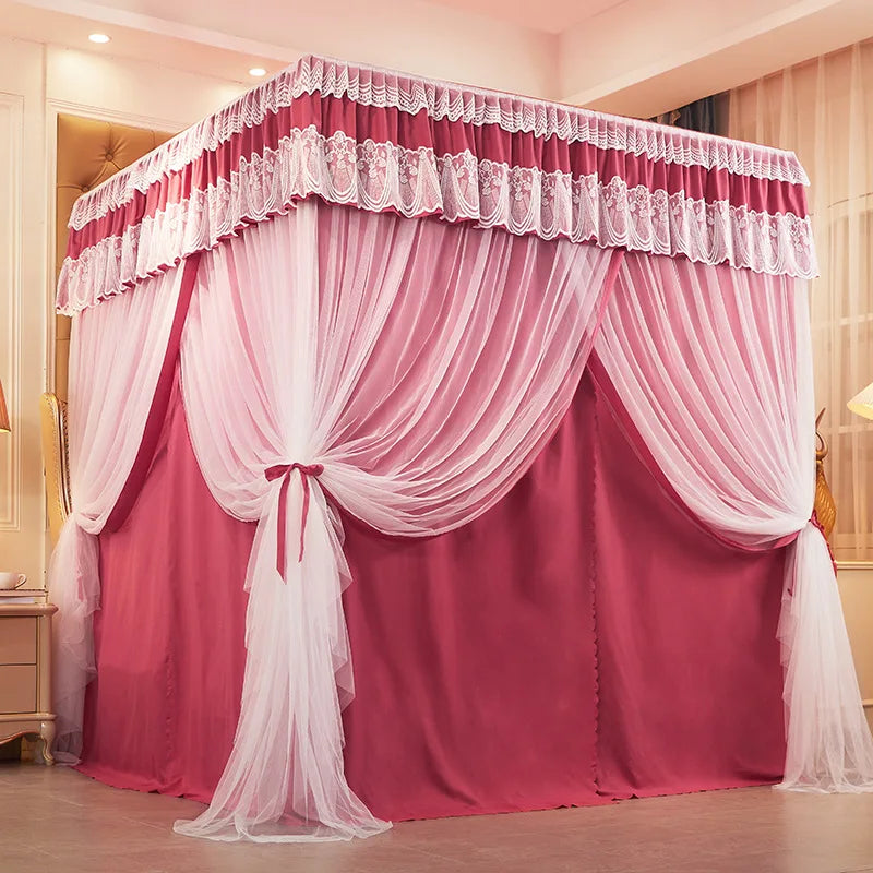 Magnifique lit à baldaquin rose, rideau de soie et ornements de dentelle, créant une atmosphère romantique et confortable dans cette chambre élégante.