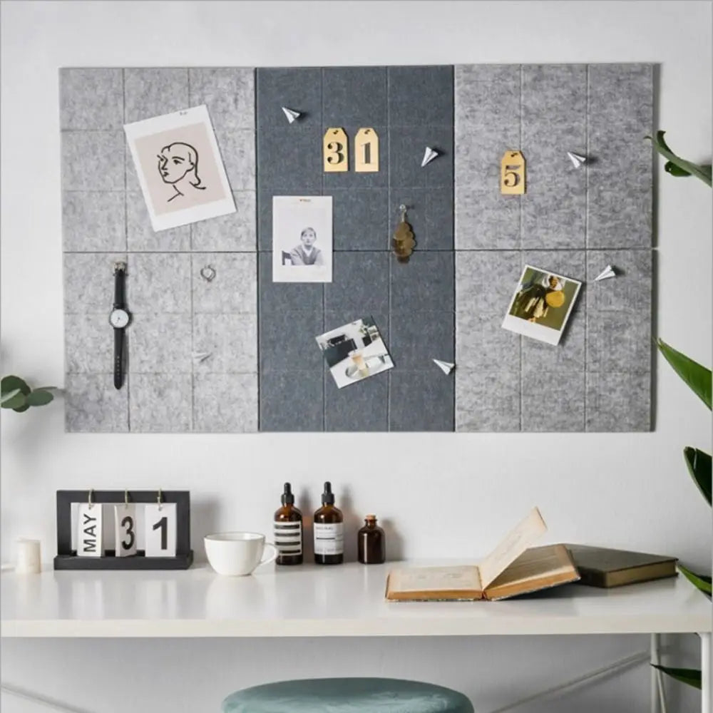 panneau rangement minimaliste feutre gris blanc noir adhésif photos horloges boucles doreilles