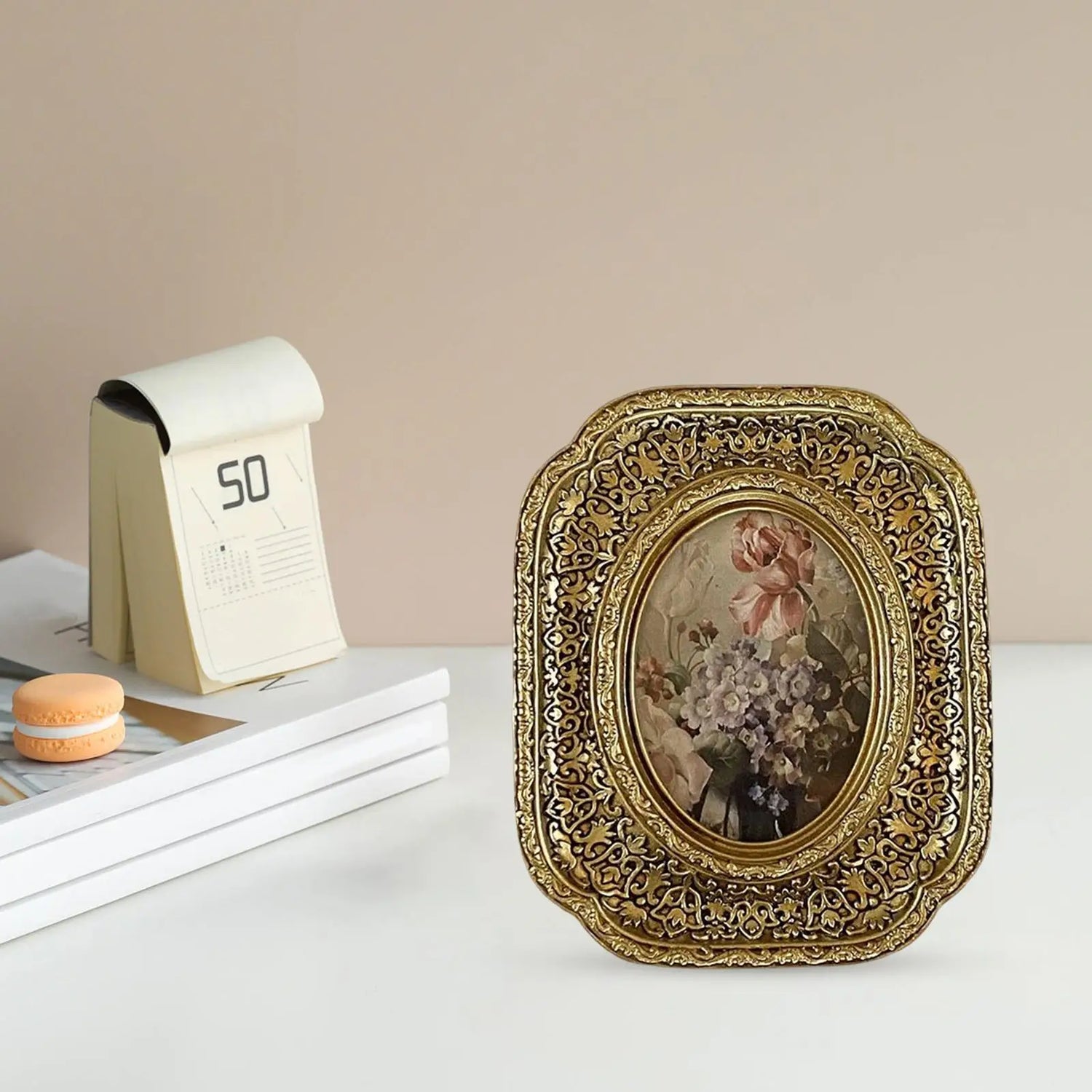 Cadre photo vintage sur bureau avec décoration intérieure