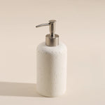 ensemble salle bain moderne brosse dents pot dentifrice distributeur savon blanc crème grain ciment