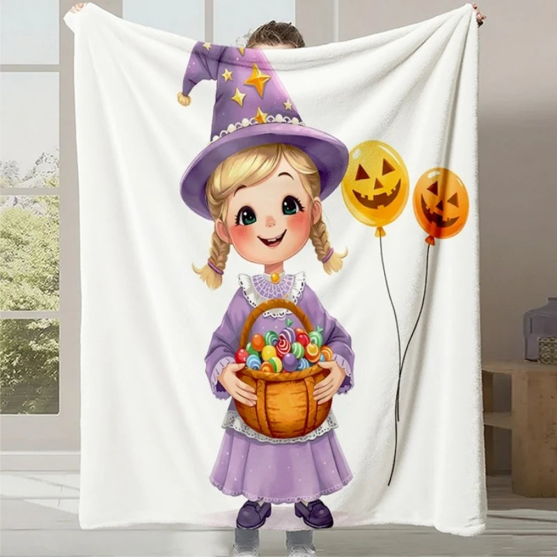 Une jeune fille mignonne en costume de sorcière, avec un chapeau violet et étoilé, tient un panier de bonbons d'Halloween.
