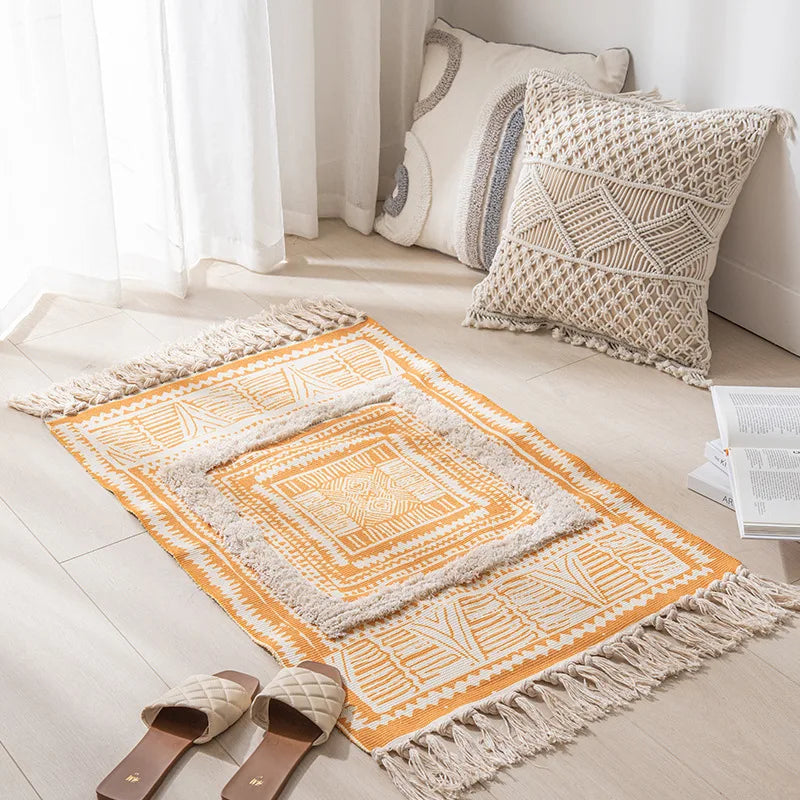 Ce tapis décoratif aux motifs géométriques couleur terracotta se marie parfaitement avec les coussins macramé pour créer une ambiance chaleureuse et zen dans cette pièce.