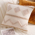 housse coussin décoration moderne motif géométrique brodé noir blanc pompons maison luxe