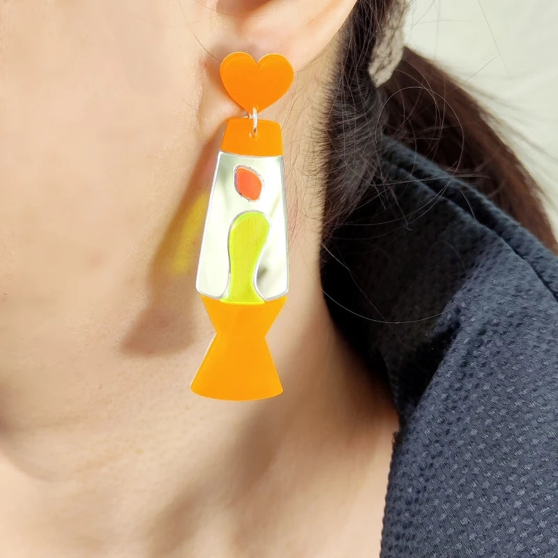 Détail des boucles d'oreilles acryliques forme lampe lave