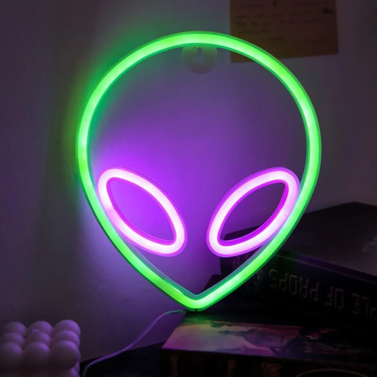 Design détaillé de l'enseigne extraterrestre LED vue de près