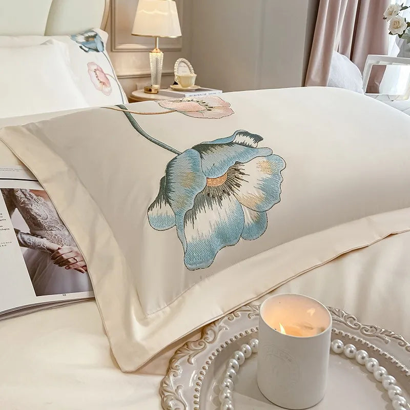 Détail de la broderie chic sur housse de couette beige