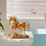 décoration moderne cheval transparent ambré or pièce d'or vase bougie plante verte table chambre