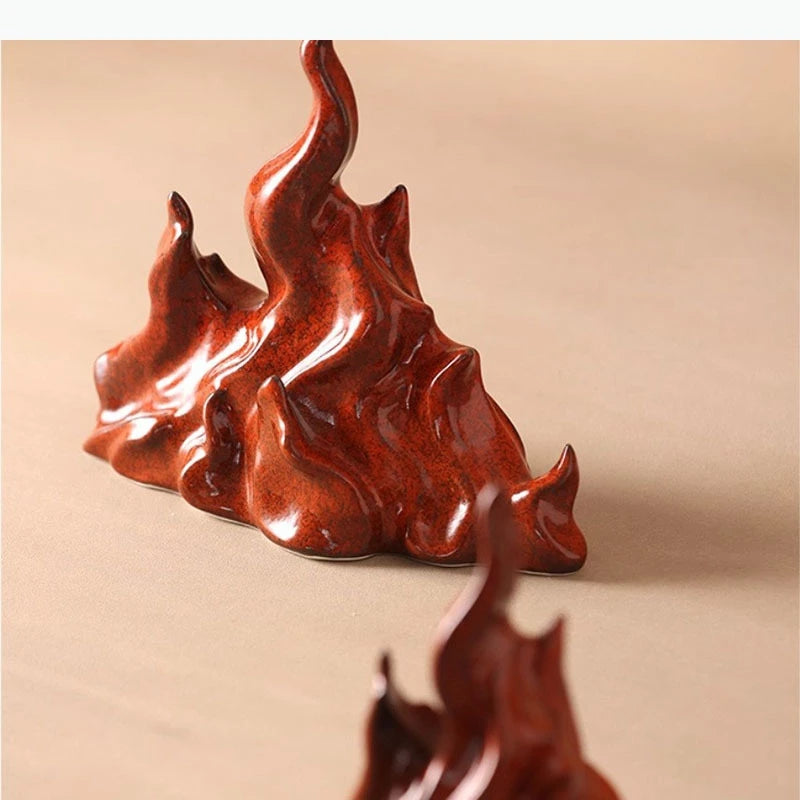 sculpture moderne flamme rouge brillante effet métallique pied bois doré