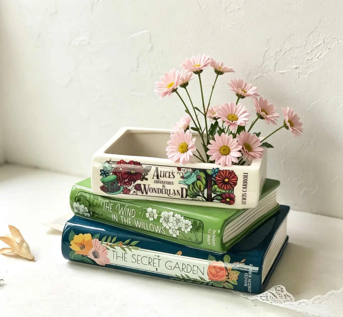 vase decoratif vintage cache livres fleurs illustrations couleurs multiples romantique
