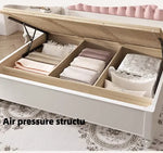 lit blanc classique ornements sculptés motifs floraux tête lit chevet coussins draps oreillers tapis