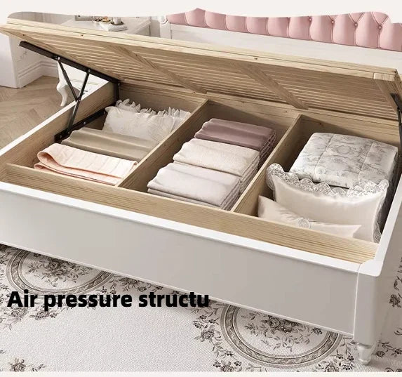 lit blanc classique ornements sculptés motifs floraux tête lit chevet coussins draps oreillers tapis