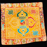 serviettes traditionnelles multicolores brodées motifs floraux géométriques opaques