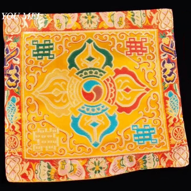 serviettes traditionnelles multicolores brodées motifs floraux géométriques opaques