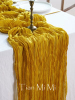 Écharpe en tricot jaune craquant, ornée du texte brodé "Tian Mi Mi", créant une ambiance chaleureuse et artistique.